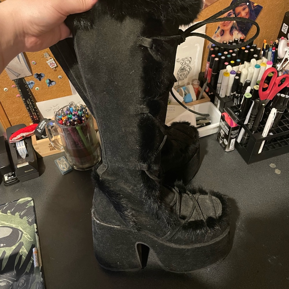 Demonia - Camel-311 Size 8 DAMAGED